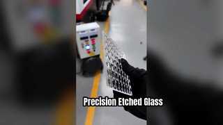 Квадрат из ультрабелого гравированного стекла 4 мм, вырезанный лазером