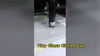 Пакетная резка маленьких кругов толщиной 1 мм из ультрапрозрачного стекла.
